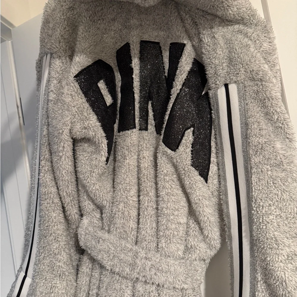 VS PINK RARE PLUSH ROBE - Picture 4 of 4